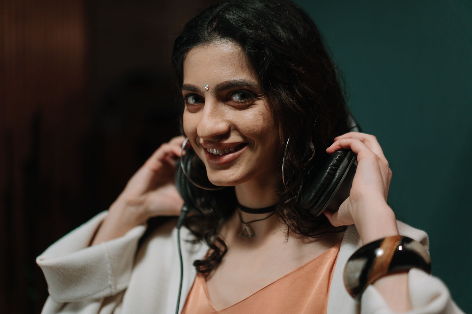 Persona escuchando música cinematográfica latinoamericana en un estudio creativo