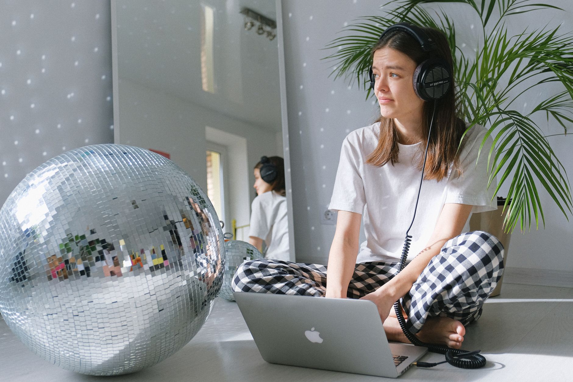 Persona descubriendo música independiente nueva en una laptop con auriculares